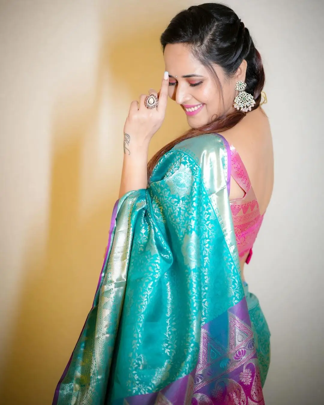 Maa TV Anchor Anasuya Bharadwaj in Green Saree Pink Sleeveless Blouse